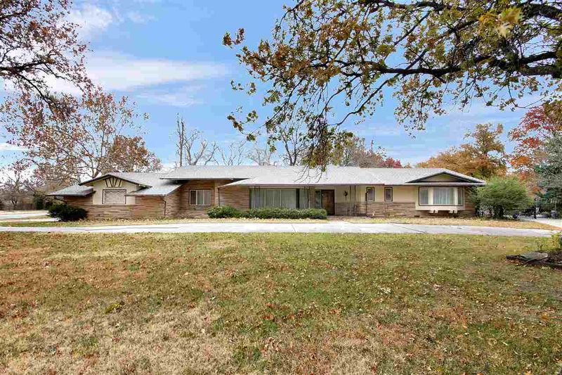 5902 E Polo Dr, Wichita, KS 67208
