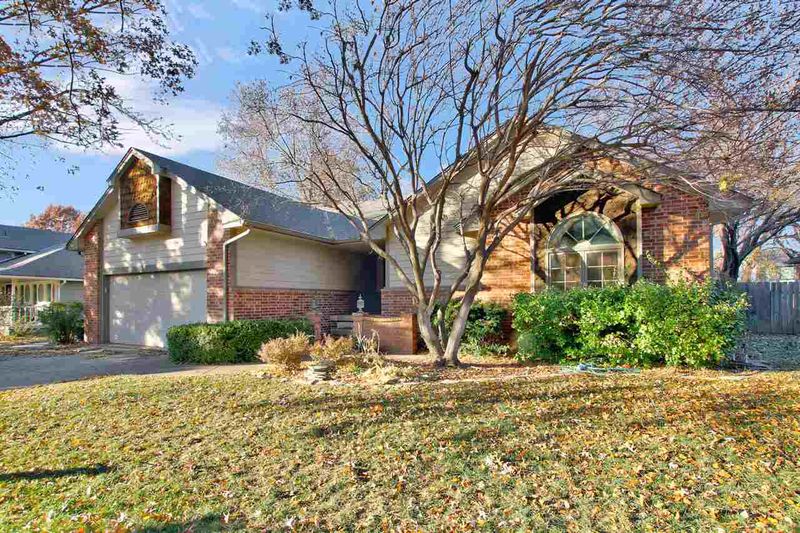 1518 E Cresthill Rd, Derby, KS 67037