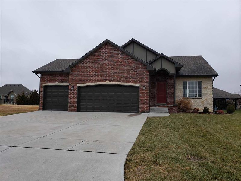 5104 N Hampton St, Bel Aire, KS 67226