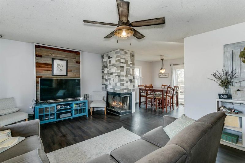 1402 Shelly Dr, Mulvane, KS 67110-1027