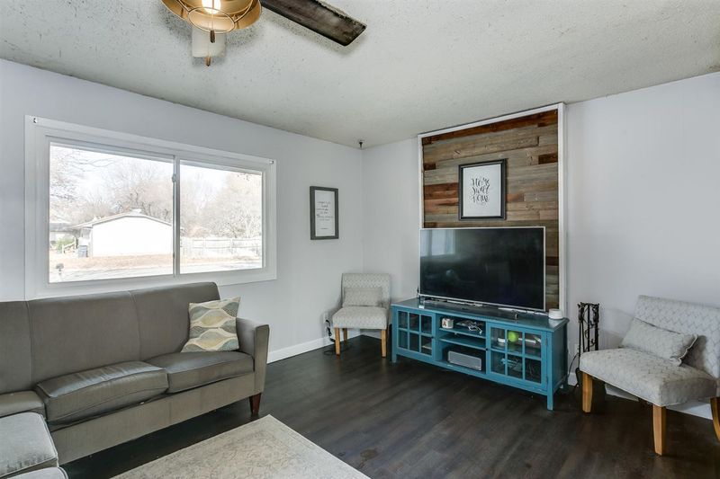 1402 Shelly Dr, Mulvane, KS 67110-1027