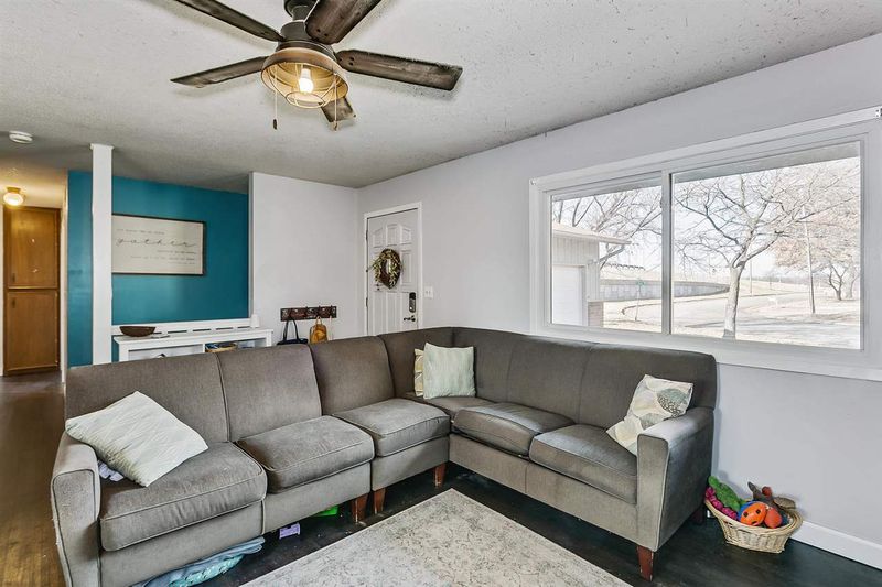 1402 Shelly Dr, Mulvane, KS 67110-1027