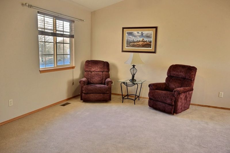370 E Riley Ave, Haysville, KS 67060