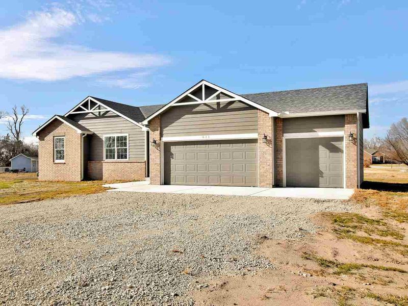 611 E Gordon Bennett Dr, Haysville, KS 67060