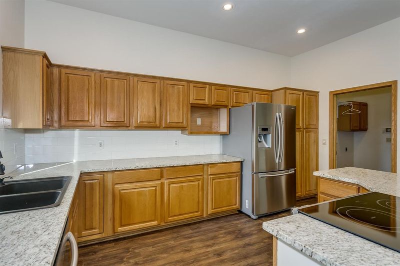 807 E Southcrest Ct, Derby, KS 67037