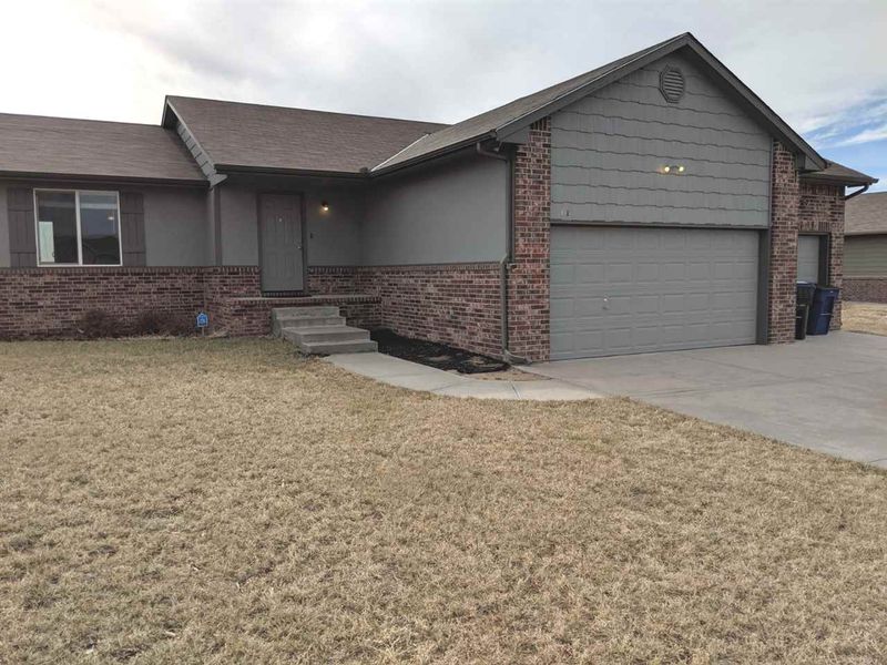 111 Summer Dr, Newton, KS 67114