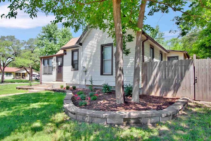 328 W 3rd St, Valley Center, KS 67147