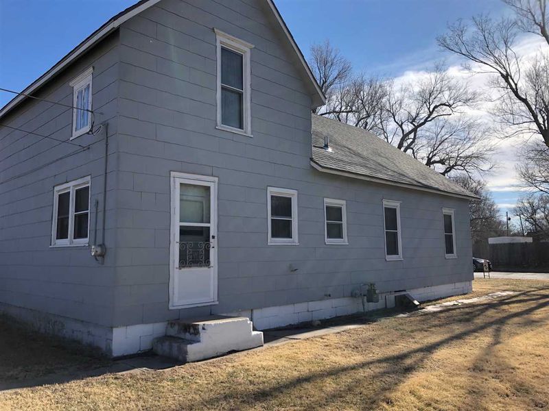 906 E 9th St, Newton, KS 67114