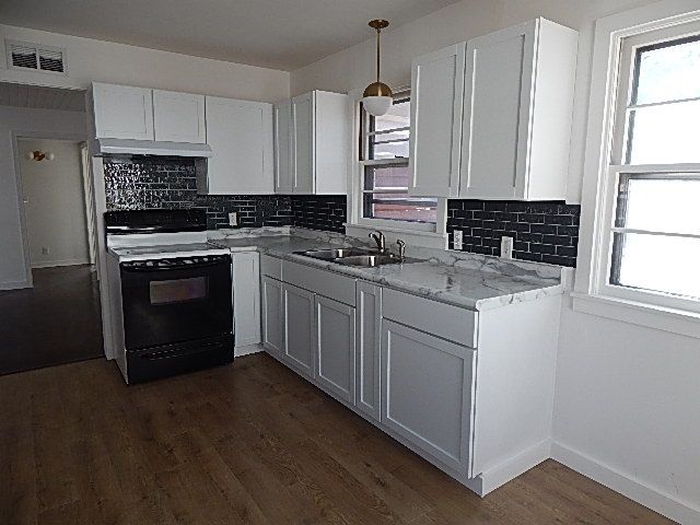 814 College St, Winfield, KS 67156