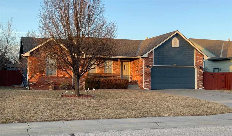 1824 E Glen Hills Dr, Derby, KS 67037