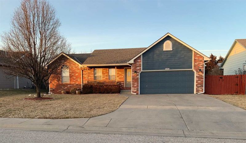 1824 E Glen Hills Dr, Derby, KS 67037