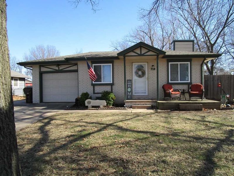 718 N 1st Ave, Mulvane, KS 67110