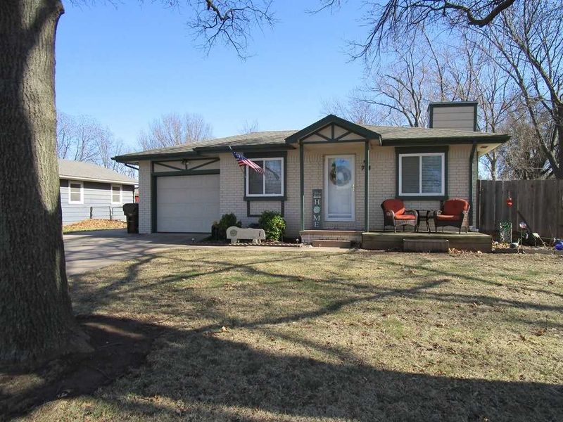 718 N 1st Ave, Mulvane, KS 67110