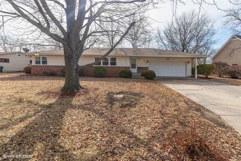 13 Sunset Dr, Hesston, KS 67062