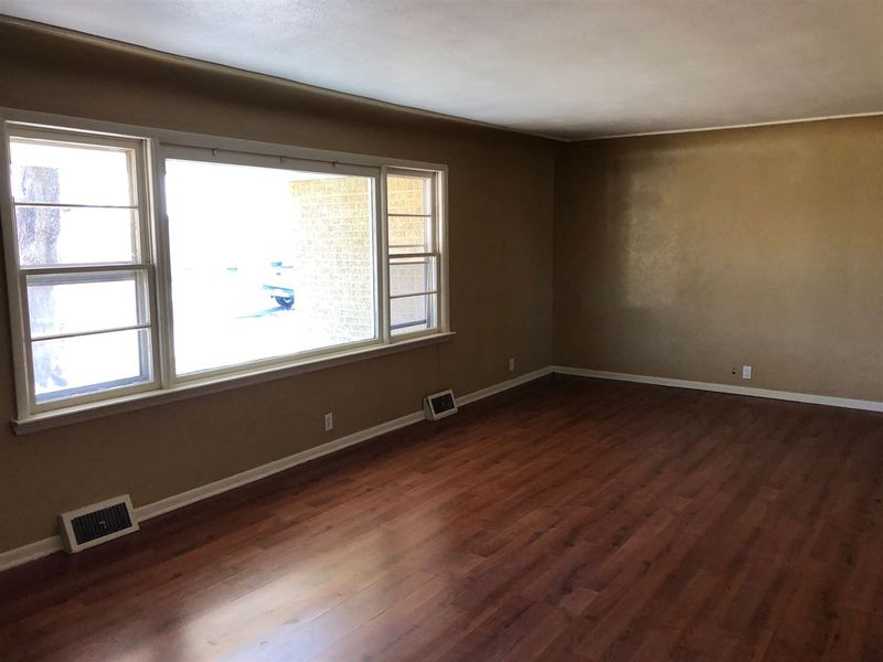 110 SE 13th St, Newton, KS 67114