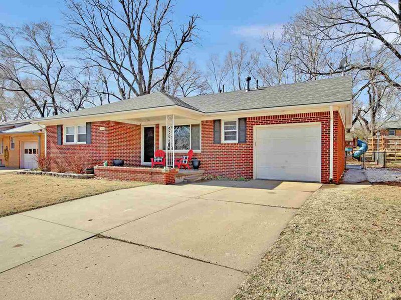 413 S Lakeview Dr, Derby, KS 67037
