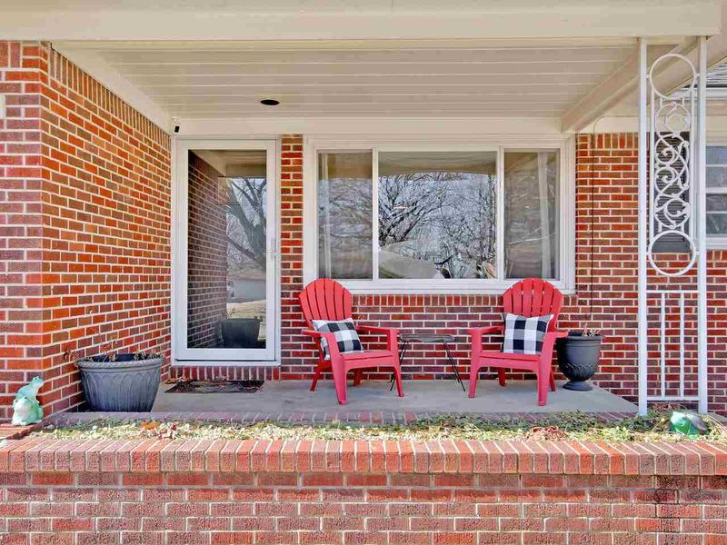 413 S Lakeview Dr, Derby, KS 67037