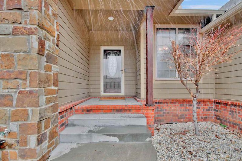 121 E Timber Creek Ct, Haysville, KS 67060