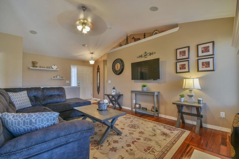805 S Carriage Ct, Maize, KS 67101