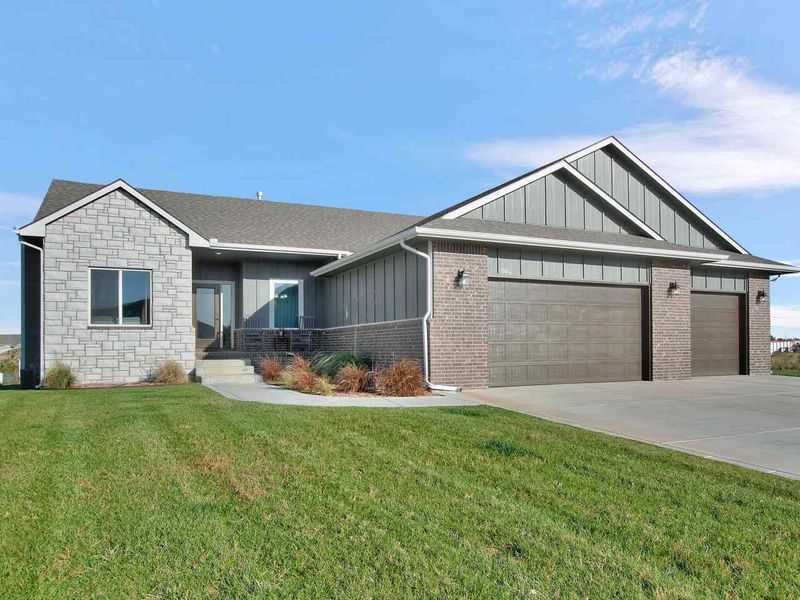 505 S Horseshoe Bnd, Maize, KS 67101