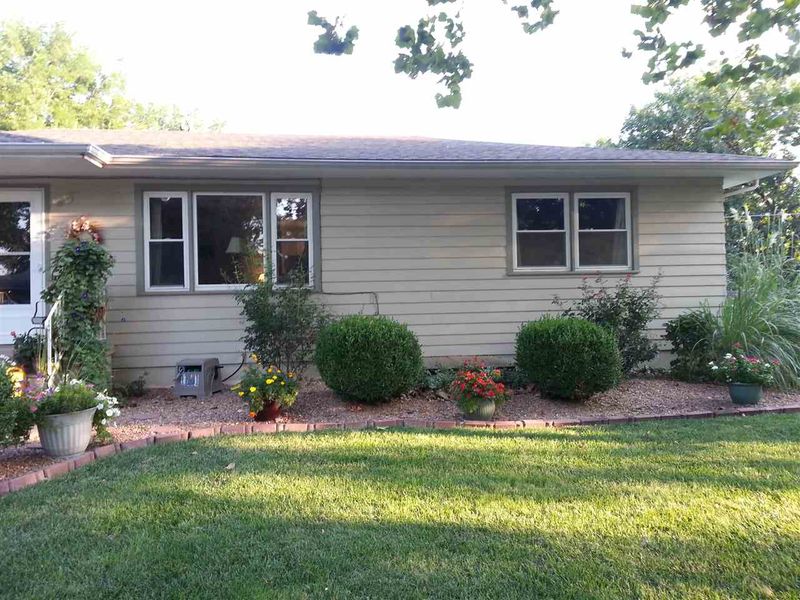 6 Grove Ct, Newton, KS 67114