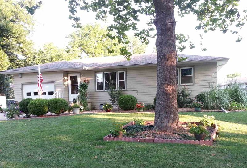6 Grove Ct, Newton, KS 67114