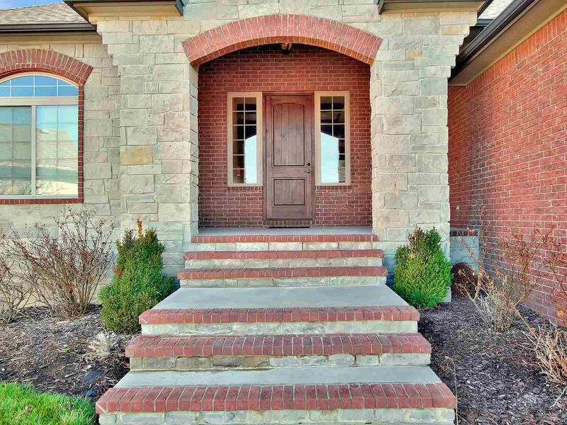 604 Stone Lake Cir, Augusta, KS 67010
