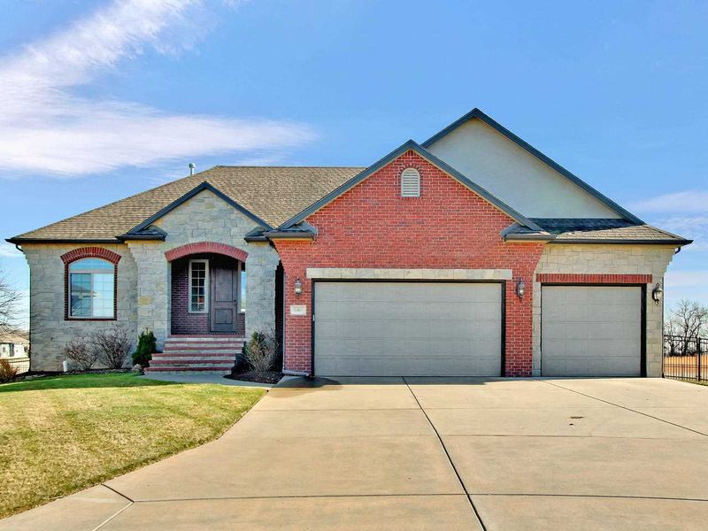 604 Stone Lake Cir, Augusta, KS 67010