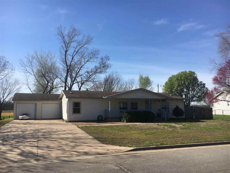 2114 Johnmark Dr, Winfield, KS 67156
