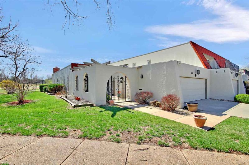 34 E Via Roma Dr, Wichita, KS 67230