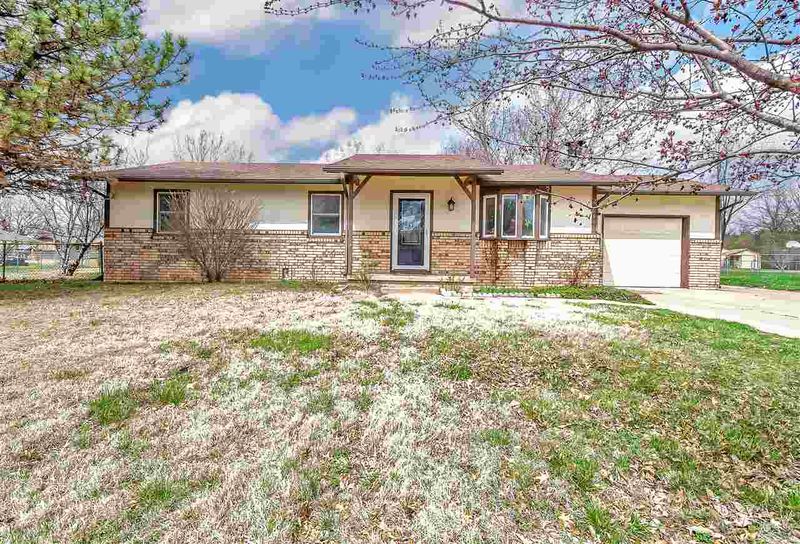 218 W Dold Dr, Garden Plain, KS 67050