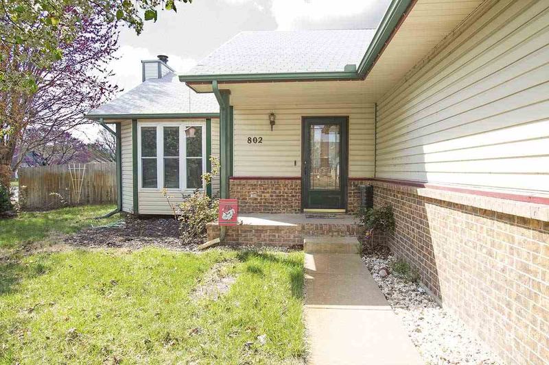 802 E Karla Ct, Haysville, KS 67060