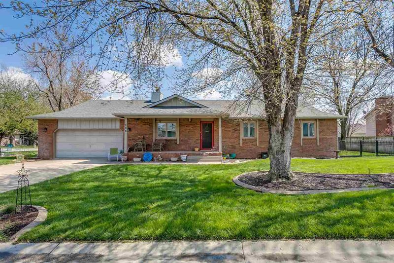 500 S Dexter Ave, Valley Center, KS 67147