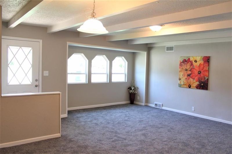 725 Old Main St, Newton, KS 67114