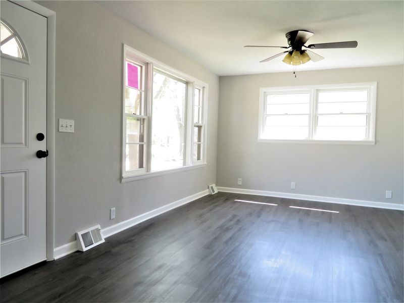 129 S Lamar Ave, Haysville, KS 67060