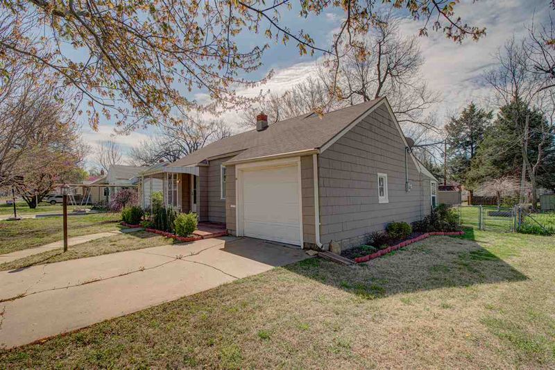 609 E 10th St, Newton, KS 67114