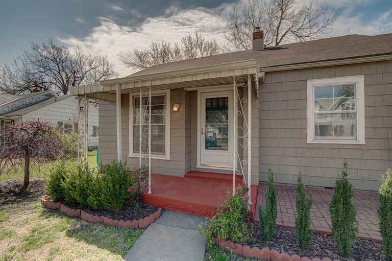 609 E 10th St, Newton, KS 67114