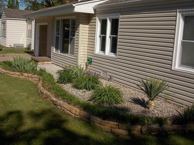 3820 E Countryside Plz, Wichita, KS 67218