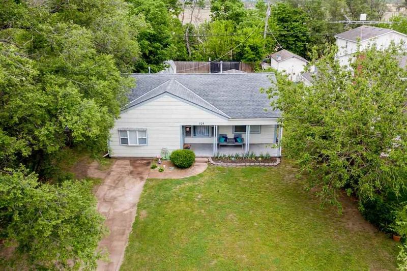 524 E 10th Ave, Belle Plaine, KS 67013