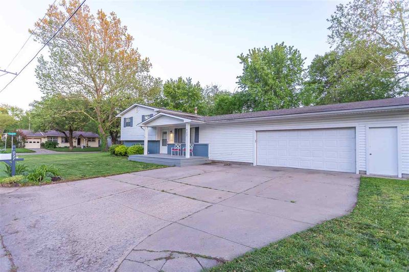 927 E Kay St, Derby, KS 67037