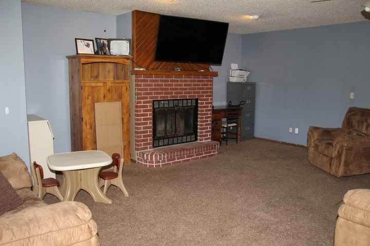 705 N Douglas St, Wellington, KS 67152