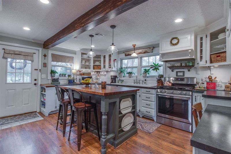 7827 N Webb Rd, Valley Center, KS 67147