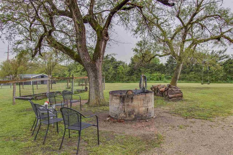 7827 N Webb Rd, Valley Center, KS 67147