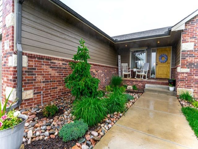 1114 N Lake Edge Dr, Goddard, KS 67052