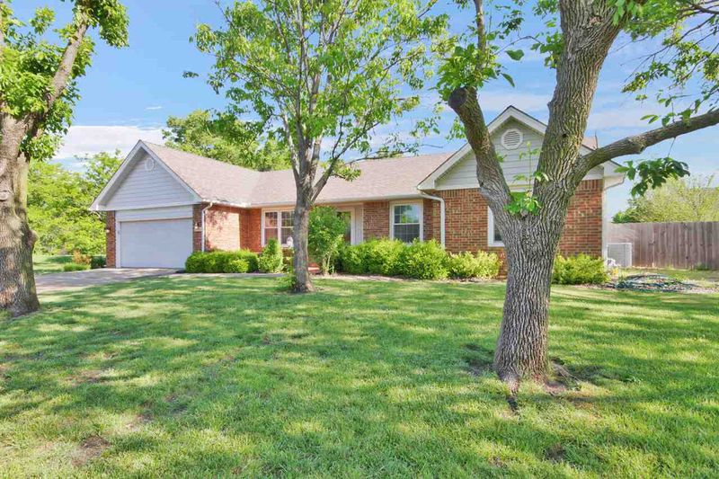 7104 E Greenbriar Cir, Wichita, KS 67226