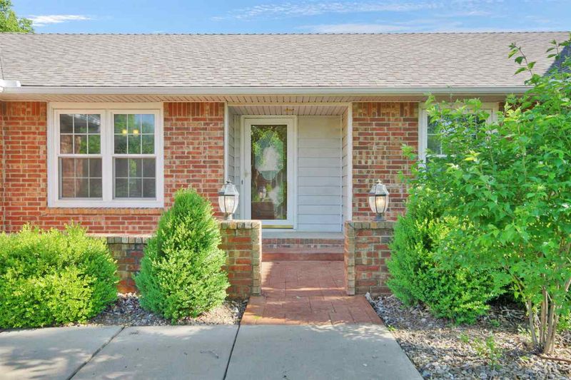 7104 E Greenbriar Cir, Wichita, KS 67226