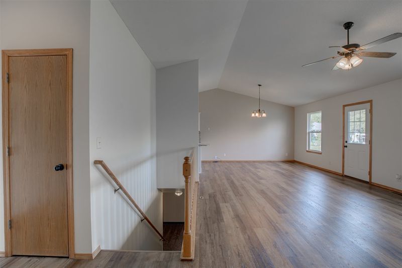 1216 Redbud Ct, Halstead, KS 67056