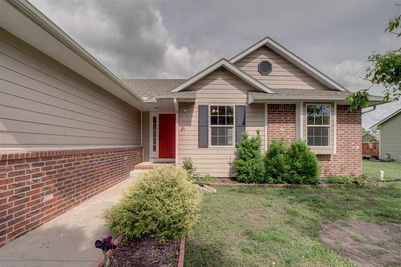 1216 Redbud Ct, Halstead, KS 67056