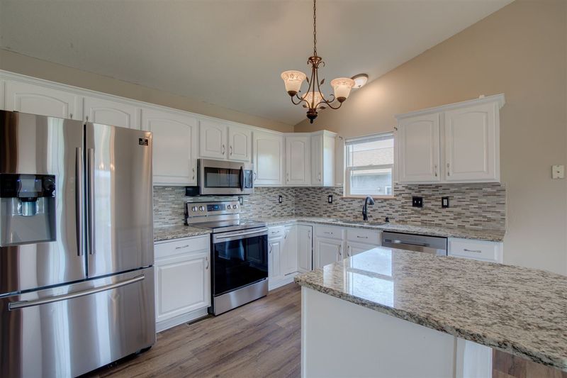 1216 Redbud Ct, Halstead, KS 67056