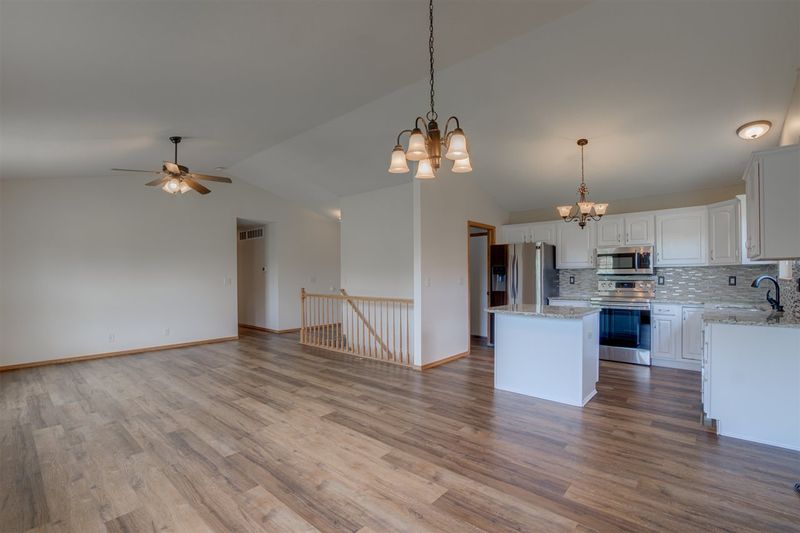 1216 Redbud Ct, Halstead, KS 67056